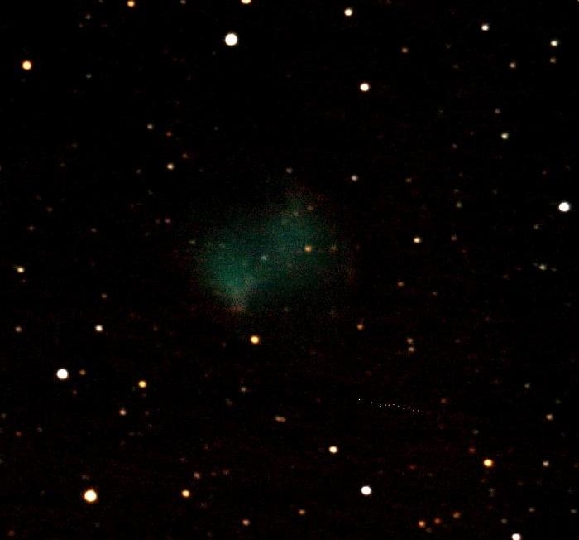 M27-29-08-2007-Detalle.JPG -       NEBULOSA DUMPBELL (M27)(Detalle)      * Fecha:   29-08-2007     * Lugar:      Inmediaciones Monasterio de El Paular (Madrid)        * Telescopio:   Celestron C6-N 150/750     * Montura:   CG4 (motorizada en ambos ejes)     * C�mara:   Canon EOS 400D sin modificar     * M�todo:   Foco primario&nbsp; (sin guiado)     * Procesado:   11 fotos de 25 s. ISO   800. Procesadas con IRIS y Photoshop     * Visibilidad:   Regular         Calibrado de monitor - Si esta bien calibrado deber� diferenciar todas las cajas grises   
