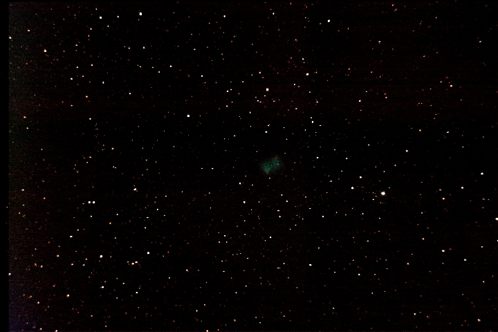 M27-29-08-2007.jpg -       NEBULOSA DUMPBELL (M27)      * Fecha:   29-08-2007     * Lugar:      Inmediaciones Monasterio de El Paular (Madrid)        * Telescopio:   Celestron C6-N 150/750     * Montura:   CG4 (motorizada en ambos ejes)     * C�mara:   Canon EOS 400D sin modificar     * M�todo:   Foco primario&nbsp; (sin guiado)     * Procesado:   11 fotos de 25 s. ISO   800. Procesadas con IRIS y Photoshop     * Visibilidad:   Regular         Calibrado de monitor - Si esta bien calibrado deber� diferenciar todas las cajas grises   