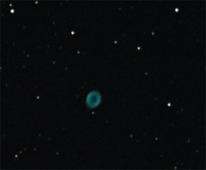 M57-04-08-2007-Detalle.jpg -       NEBULOSA DEL ANILLO (Detalle)      * Fecha:   04-08-2007     * Lugar:      Inmediaciones Monasterio de El Paular (Madrid)        * Telescopio:   Celestron C6-N 150/750     * Montura:   CG4 (motorizada en ambos ejes)     * C�mara:   Canon EOS 400D sin modificar     * M�todo:   Foco primario (sin guiado)     * Procesado:   9 fotos de 25 s. ISO 1600. Procesadas con IRIS y Photoshop     * Visibilidad:   Muy Buena         Calibrado de monitor - Si esta bien calibrado deber� diferenciar todas las cajas grises   
