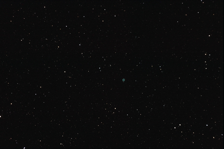 M57-04-08-2007.jpg -       NEBULOSA DEL ANILLO      * Fecha:   04-08-2007     * Lugar:      Inmediaciones Monasterio de El Paular (Madrid)        * Telescopio:   Celestron C6-N 150/750     * Montura:   CG4 (motorizada en ambos ejes)     * C�mara:   Canon EOS 400D sin modificar     * M�todo:   Foco primario (sin guiado)      * Procesado:   9 fotos de 25 s. ISO 1600. Procesadas con IRIS y Photoshop     * Visibilidad:   Muy Buena         Calibrado de monitor - Si esta bien calibrado deber� diferenciar todas las cajas grises   