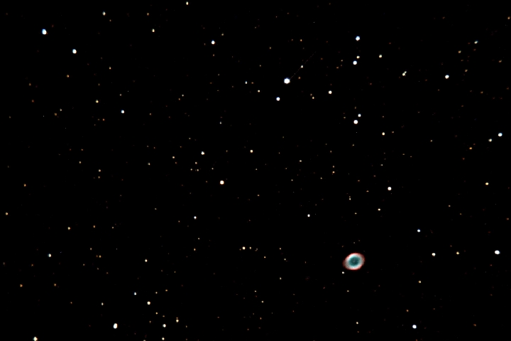 M57-05-08-2008.jpg -       NEBULOSA DEL ANILLO-2008      * Fecha:   05-08-2008     * Lugar:      Inmediaciones Monasterio de El Paular (Madrid)        * Telescopio:   Celestron C6-N 150/750     * Montura:   CG5-GT     * C�mara:   Canon EOS 400D sin modificar     * M�todo:   Foco Primario+Barlow 2x Guiado: Orion StarShoot Autoguider en  refractor 80 mm (f.11)     * Procesado:   11 fotos de 300s. ISO 400. Procesadas con IRIS y Photoshop     * Visibilidad:   Muy Buena         Calibrado de monitor - Si esta bien calibrado deber� diferenciar todas las cajas grises   