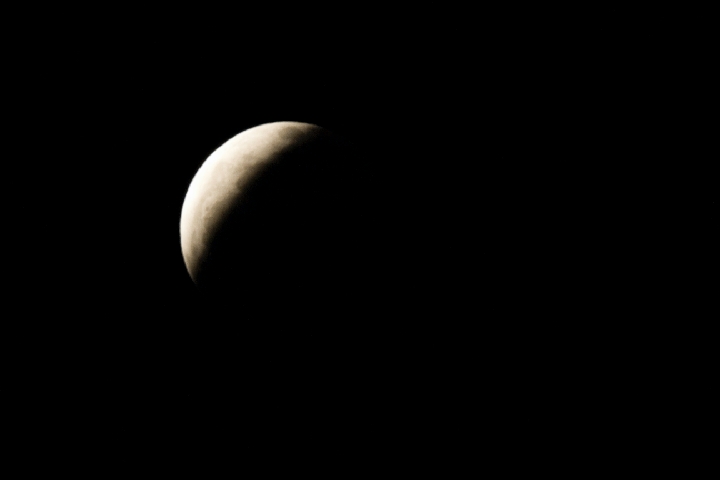 Eclipse-10.jpg -       ECLIPSE PARCIAL DE LUNA-AGOSTO 2008      * Fecha:   16-08-2008     * Lugar:   Abad�a (C�ceres)     * Telescopio:   Celestron C6-N 150/750     * Montura:   CG5-GT     * C�mara:   Canon EOS 400D sin modificar     * M�todo:   Foco primario (sin guiado) 1/50 s. ISO 400     * Procesado:   sin procesar     * Visibilidad:   Nubes y Claros   