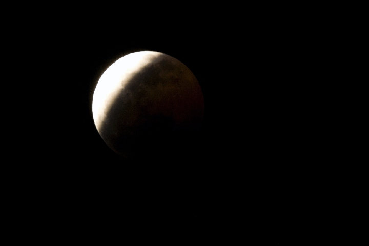 Eclipse-12.jpg -       ECLIPSE PARCIAL DE LUNA-AGOSTO 2008      * Fecha:   16-08-2008     * Lugar:   Abad�a (C�ceres)     * Telescopio:   Celestron C6-N 150/750     * Montura:   CG5-GT     * C�mara:   Canon EOS 400D sin modificar     * M�todo:   Foco primario (sin guiado) 1/10 s. ISO 400     * Procesado:   sin procesar     * Visibilidad:   Nubes y Claros   
