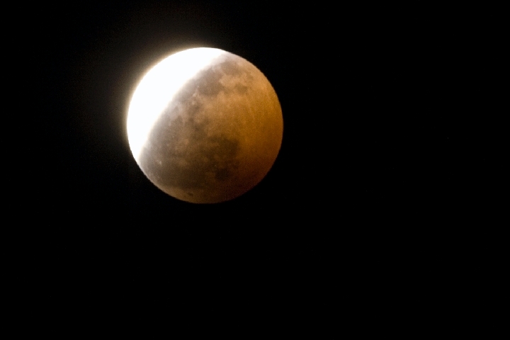 Eclipse-15.jpg -       ECLIPSE PARCIAL DE LUNA-AGOSTO 2008      * Fecha:   16-08-2008     * Lugar:   Abad�a (C�ceres)     * Telescopio:   Celestron C6-N 150/750     * Montura:   CG5-GT     * C�mara:   Canon EOS 400D sin modificar     * M�todo:   Foco primario (sin guiado) 1 s. ISO 400     * Procesado:   sin procesar     * Visibilidad:   Nubes y Claros   