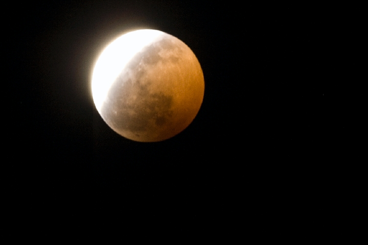 Eclipse-16.jpg -       ECLIPSE PARCIAL DE LUNA-AGOSTO 2008      * Fecha:   16-08-2008     * Lugar:   Abad�a (C�ceres)     * Telescopio:   Celestron C6-N 150/750     * Montura:   CG5-GT     * C�mara:   Canon EOS 400D sin modificar     * M�todo:   Foco primario (sin guiado) 1,6 s. ISO 400     * Procesado:   sin procesar     * Visibilidad:   Nubes y Claros   