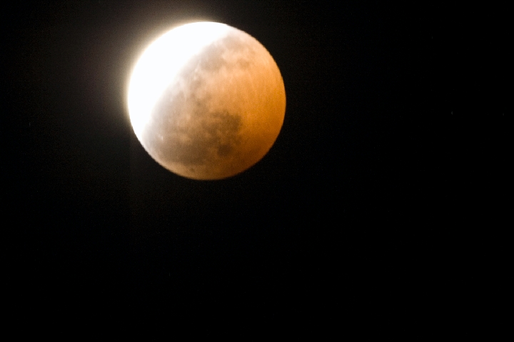 Eclipse-18.jpg -       ECLIPSE PARCIAL DE LUNA-AGOSTO 2008      * Fecha:   16-08-2008     * Lugar:   Abad�a (C�ceres)     * Telescopio:   Celestron C6-N 150/750     * Montura:   CG5-GT     * C�mara:   Canon EOS 400D sin modificar     * M�todo:   Foco primario (sin guiado) 2,5 s. ISO 400     * Procesado:   sin procesar     * Visibilidad:   Nubes y Claros   