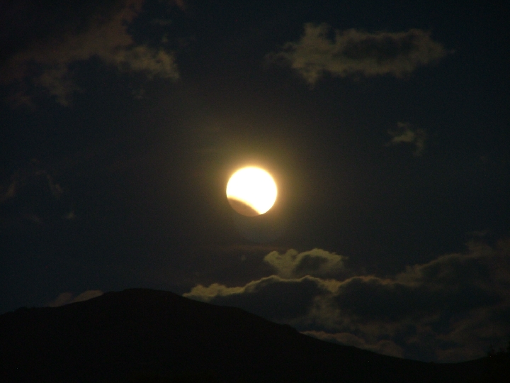 Eclipse-3.JPG -       ECLIPSE PARCIAL DE LUNA-AGOSTO 2008      * Fecha:   16-08-2008     * Lugar:   Abad�a (C�ceres)     * Telescopio:   sin telescopio     * Montura:   Tr�pode     * C�mara:   C�mara Digital Fujifilm S500 sobre tr�pode     * M�todo:   1 s. ISO 200     * Procesado:   sin procesar     * Visibilidad:   Nubes y Claros   