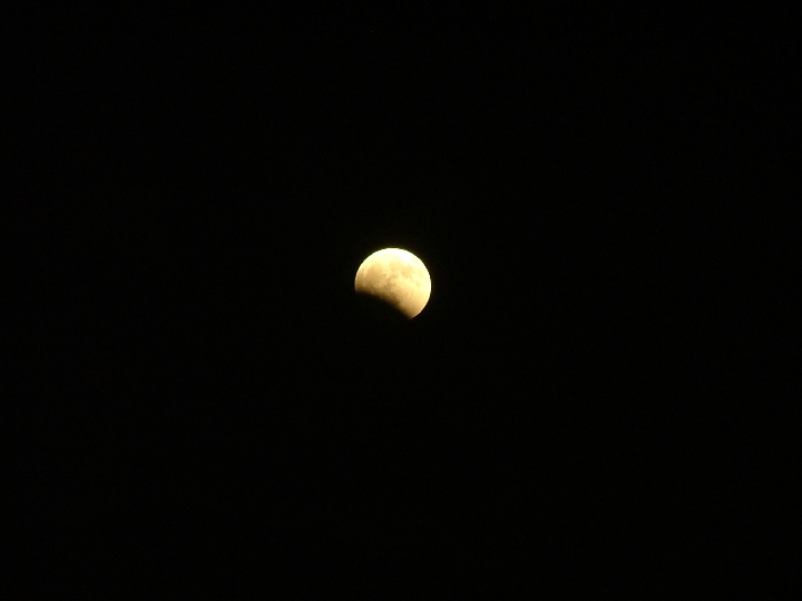 Eclipse-4.JPG -       ECLIPSE PARCIAL DE LUNA-AGOSTO 2008      * Fecha:   16-08-2008     * Lugar:   Abad�a (C�ceres)     * Telescopio:   sin telescopio     * Montura:   Tr�pode     * C�mara:   C�mara Digital Fujifilm S500 sobre tr�pode     * M�todo:   1/30 s. ISO 200     * Procesado:   sin procesar     * Visibilidad:   Nubes y Claros   