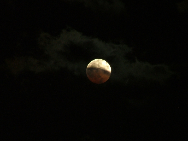 Eclipse-5.JPG -       ECLIPSE PARCIAL DE LUNA-AGOSTO 2008      * Fecha:   16-08-2008     * Lugar:   Abad�a (C�ceres)     * Telescopio:   sin telescopio     * Montura:   Tr�pode     * C�mara:   C�mara Digital Fujifilm S500 sobre tr�pode     * M�todo:   1 s. ISO 200     * Procesado:   sin procesar     * Visibilidad:   Nubes y Claros   
