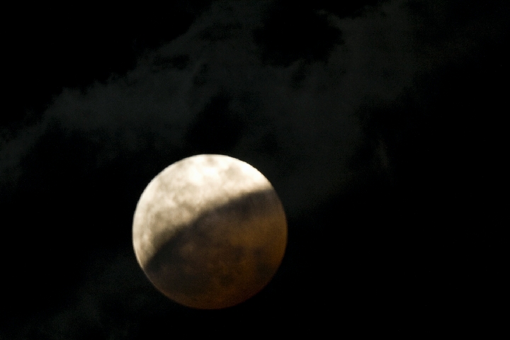 Eclipse-6.jpg -       ECLIPSE PARCIAL DE LUNA-AGOSTO 2008      * Fecha:   16-08-2008     * Lugar:   Abad�a (C�ceres)     * Telescopio:   Celestron C6-N 150/750     * Montura:   CG5-GT     * C�mara:   Canon EOS 400D sin modificar     * M�todo:   Foco primario (sin guiado) 1/2 s. ISO 400     * Procesado:   sin procesar     * Visibilidad:   Nubes y Claros   