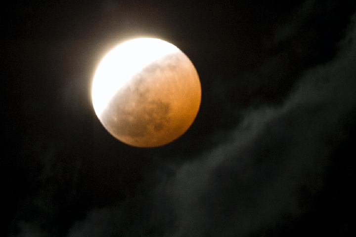 Eclipse-7.jpg -       ECLIPSE PARCIAL DE LUNA-AGOSTO 2008      * Fecha:   16-08-2008     * Lugar:   Abad�a (C�ceres)     * Telescopio:   Celestron C6-N 150/750     * Montura:   CG5-GT     * C�mara:   Canon EOS 400D sin modificar     * M�todo:   Foco primario (sin guiado) 2 s. ISO 400     * Procesado:   sin procesar     * Visibilidad:   Nubes y Claros   