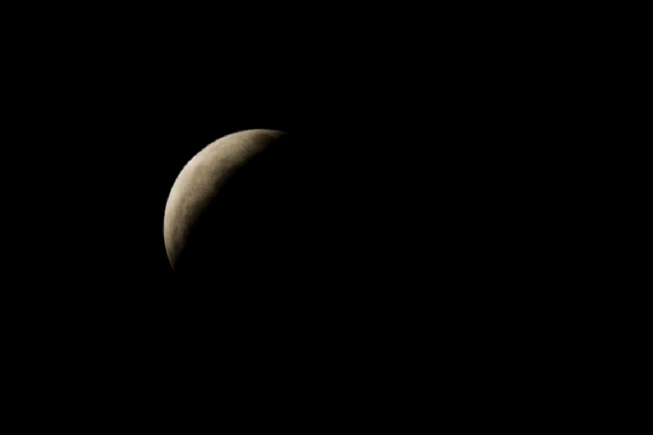 Eclipse-8.jpg -       ECLIPSE PARCIAL DE LUNA-AGOSTO 2008      * Fecha:   16-08-2008     * Lugar:   Abad�a (C�ceres)     * Telescopio:   Celestron C6-N 150/750     * Montura:   CG5-GT     * C�mara:   Canon EOS 400D sin modificar     * M�todo:   Foco primario (sin guiado) 1/200 s. ISO 400     * Procesado:   sin procesar     * Visibilidad:   Nubes y Claros   