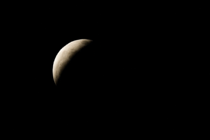 Eclipse-9.jpg -       ECLIPSE PARCIAL DE LUNA-AGOSTO 2008      * Fecha:   16-08-2008     * Lugar:   Abad�a (C�ceres)     * Telescopio:   Celestron C6-N 150/750     * Montura:   CG5-GT     * C�mara:   Canon EOS 400D sin modificar     * M�todo:   Foco primario (sin guiado) 1/100 s. ISO 400     * Procesado:   sin procesar     * Visibilidad:   Nubes y Claros   